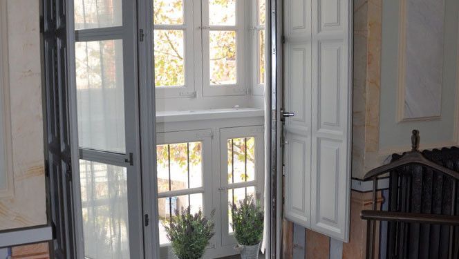 Habitación 7 — Suite con estucos originales y galería a la Plaza Mayor, dos ambientes — foto 5
